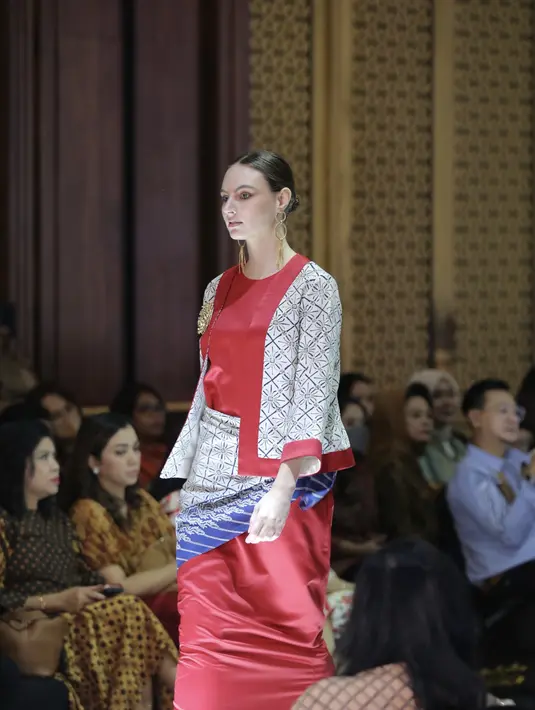 Dalam annual fashion show hari ini, Batik Danar Hadi menghadirkan rangkaian busana Raya Collection modern, dengan kombinasi batik cap dan tulis pada setiap sequence yang ditampilkan. Credit: Daniel Kampua