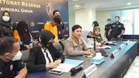 Polda Metro Jaya mengungkap kasus prostitusi dengan menangkap dua orang muncikari yang menyekap dan menjual ABG di apartemen Jakarta dan Tangerang untuk dijadikan PSK. (Liputan6.com/Ady Anugrahadi)