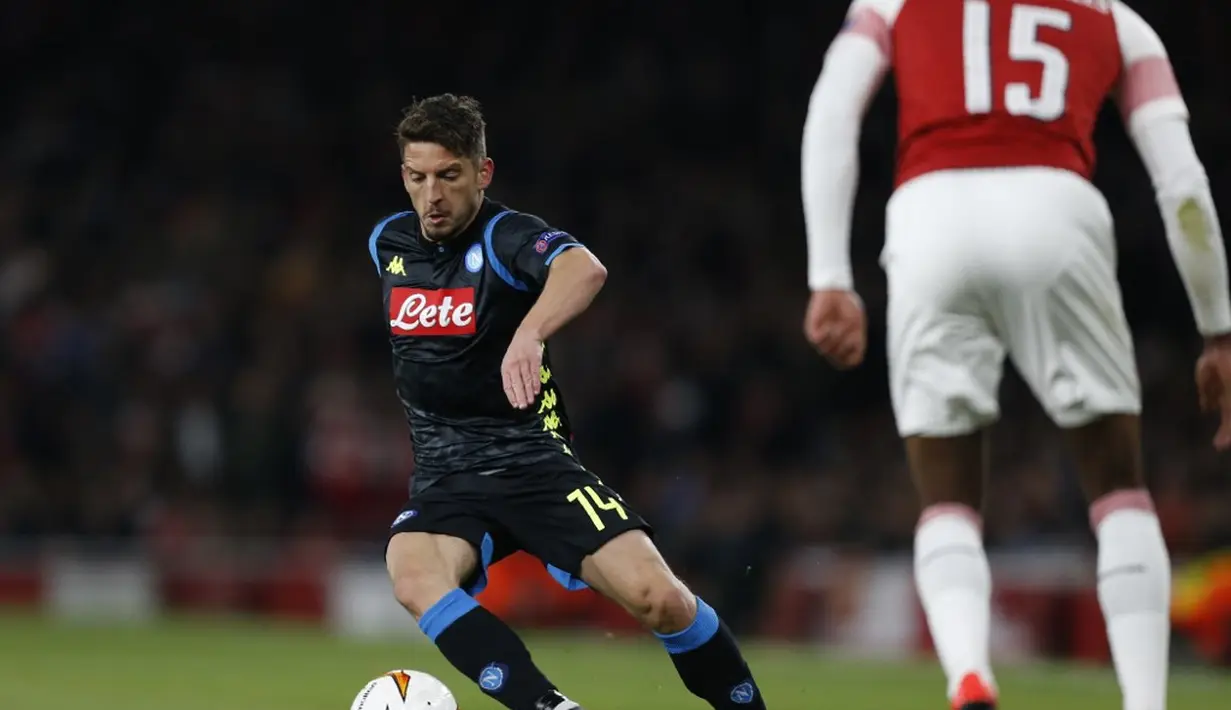 Aksi penyerang Napoli, Dries Mertens pada leg 1, babak perempat final Liga Europa yang berlangsung di Stadion Emirates, London, Jumat (12/4). Arsenal menang 2-0 atas Napoli. (AFP/Ben Stansall)