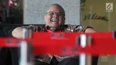Direktur Dana Perimbangan Kemenkeu Putut Hari Satyaka menunggu pemeriksaan di Gedung KPK, Jakarta, Jumat (1/3). Putut diperiksa sebagai saksi untuk tersangka mantan Wakil Ketua DPR Taufik Kurniawan. (Merdeka.com/Dwi Narwoko)