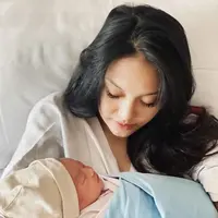 Potret kebahagiaan seorang ibu terpancar dari Afifah Yusuf, putri penyanyi legendaris Hetty Koes Endang. (Instagram @afifahyusuf)