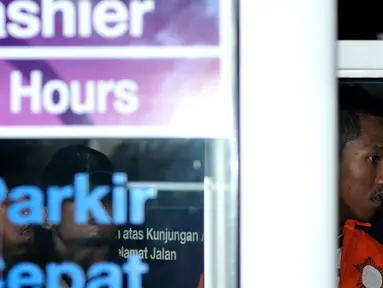 Polda Metro Jaya menggelar rekonstruksi pembunuhan Asep Suryadi, petugas parkir di Pusat Perbelanjaan Senayan, Jakarta, Jumat (2/10/2015). Reka ulang ini diperagakan langsung oleh tersangka, Ali Akbar alias Ali Tomket. (Liputan6.com/Andrian M Tunay)