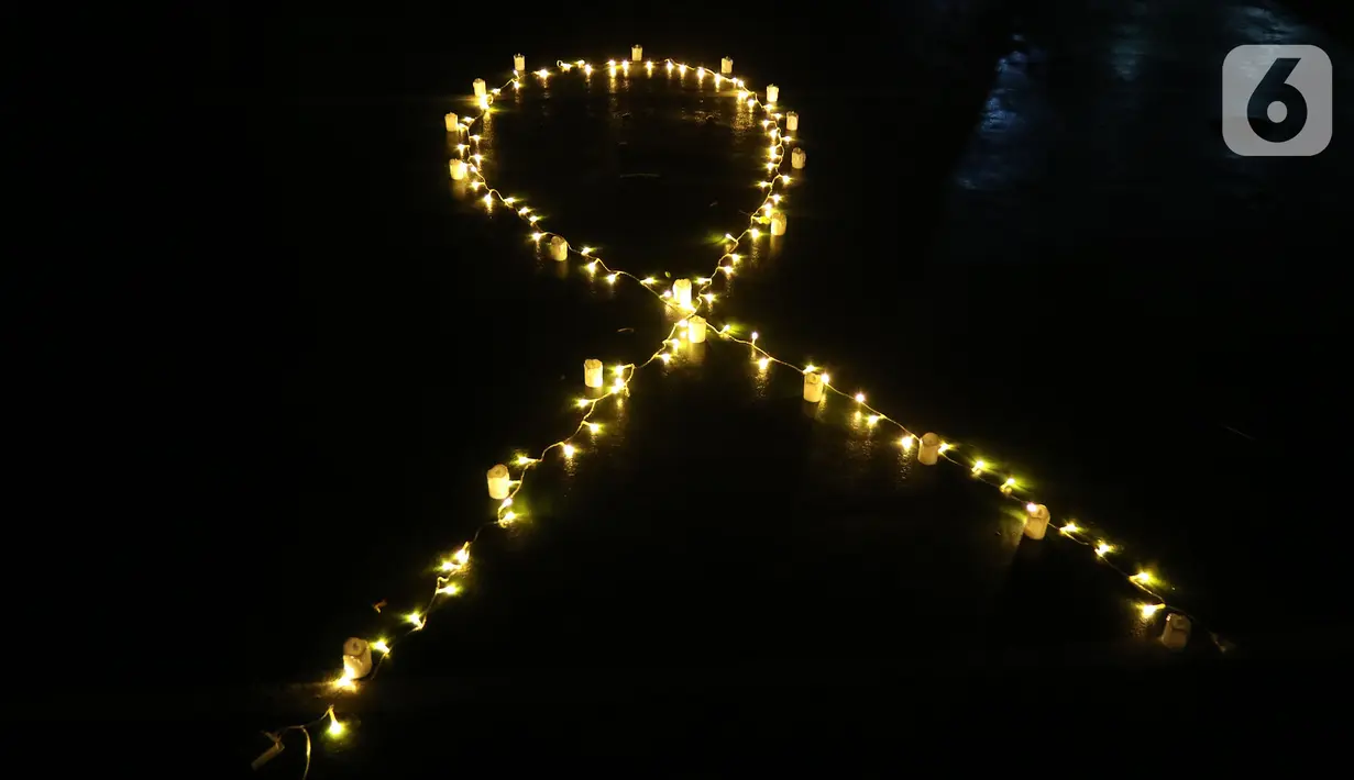 Nyala lampu pada malam renungan Hari AIDS Sedunia di Tanah Abang, Jakarta, Rabu (1/12/2021). Acara ini mengampanyekan kepada masyarakat untuk mewaspadai penularan virus HIV/AIDS dan lebih berempati pada penderitanya. (Liputan6.com/Herman Zakharia)