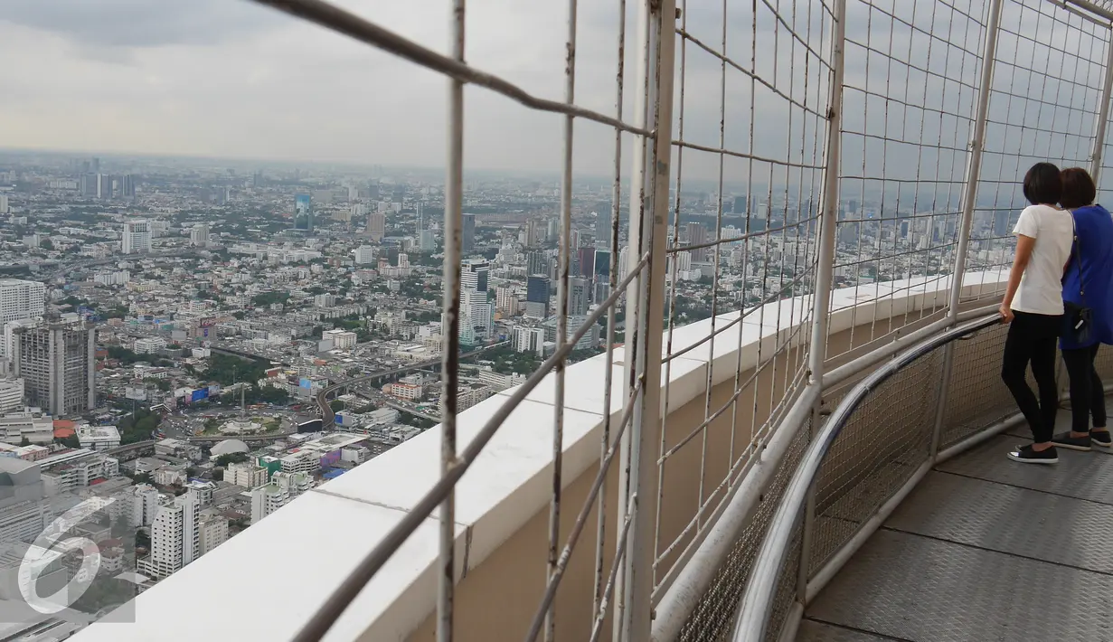 Dua orang wanita sedang menikmati pemandangan di atas Baiyoke Tower,  bangunan tertinggi di Thailand. Menjulang hingga 309 meter. Foto diambil pada 13 Agustus 2015. (Liputan6.com/Herman Zakharia)