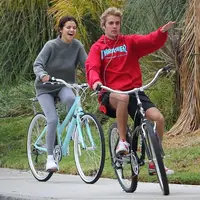 Hubungan Justin Bieber dan Selena Gomez sendiri kini pun tak begitu baik. Mereka dikabarkan berpisah untuk sementara. (USMagazine)