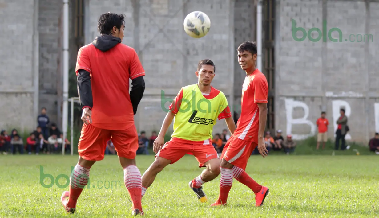 Sebagai pemain senior, Ismed Sofyan (tengah), membimbing pemain-pemain muda Persija saat berlatih di Lapangan National Youth Training Center, Sawangan, Depok, Rabu (17/2/2016). (Bola.com/Nicklas Hanoatubun)
