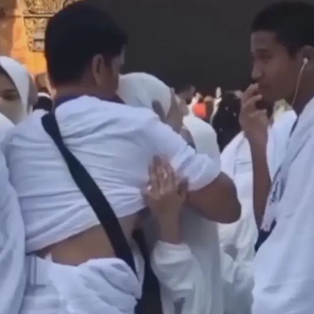 6 Potret Lesti Kejora Menangis di Depan Ka'bah, Ditenangkan Ayah dan Kakaknya