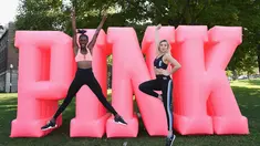 Dua model Victoria's Secret, Zuri Tibby dan Rachel Hilbert berpose saat peluncuran Sports Bra di Columbus, Ohio, (5/10). Peluncuran Sports Bra ini bertajuk Victoria's Secret PINK. (AFP Photo/Dimitrios Kambouris)