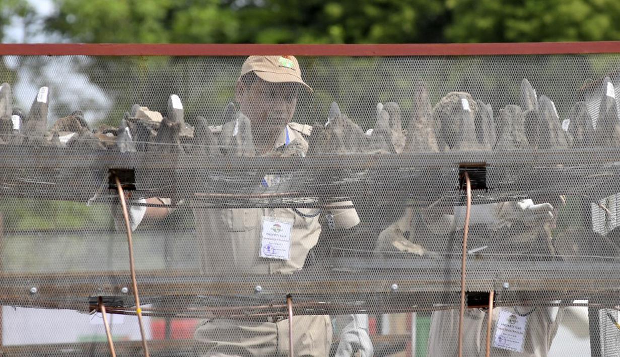 Petugas hutan menata cula badak sitaan pada tungku sebelum membakarnya untuk menandai Hari Badak Sedunia dekat Taman Nasional Kaziranga, Bokakhat, India, 22 September 2021. Kegiatan ini sebagai peringatan kepada pemburu liar bahwa membunuh hewan langka merupakan tindakan ilegal. (Biju BORO/AFP)