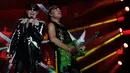 Aksi vokalis Scorpions Klaus Meine (kiri) dan gitaris Matthias Jabs saat tampil dalam festival musik Rock in Rio, Rio de Janeiro, Brasil, Sabtu (5/10/2019). (AP Photo/Leo Correa)