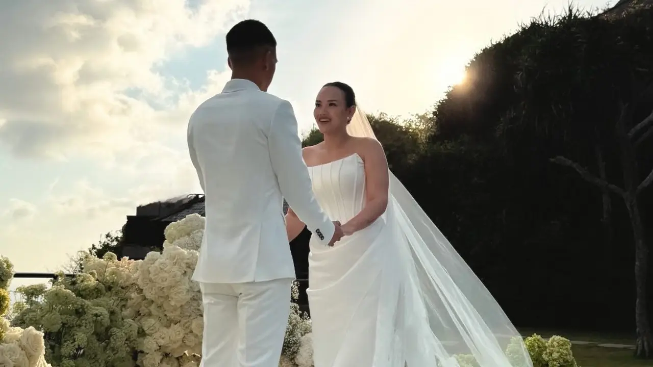 Alexandra Daguise Kakak Alyssa Daguise memilih gaun putih untuk resepsinya di Bali. [@brideswhisperer]