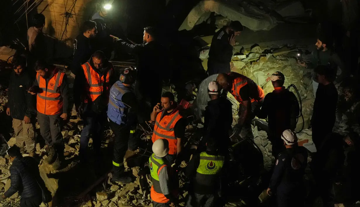 Serangan ini merupakan yang pertama di wilayah tersebut sejak gencatan senjata, memicu kekhawatiran meluasnya konflik. Tampak dalam foto, petugas penyelamat mencari korban selamat di antara reruntuhan bangunan yang rusak setelah serangan udara Israel di Dahiyeh, pinggiran selatan Beirut, Lebanon, Rabu 6 Mei 2026. (AP Photo/Hassan Ammar)