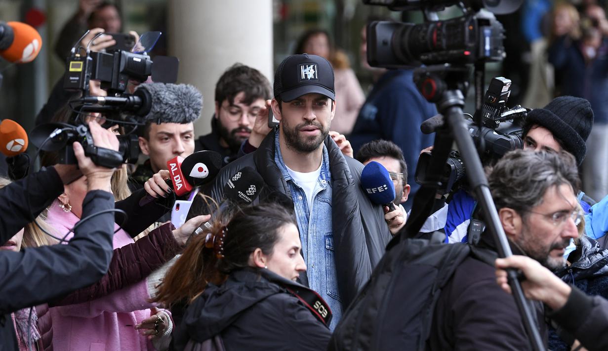 Mantan Bek Spanyol dan Barcelona, Gerard Pique (tengah) meninggalkan pengadilan di Barcelona pada 1 Desember 2022. Pique dan Shakira membuat kejutan dengan mengumumkan perpisahan pada musim panas tahun ini. Keduanya sepakat mengakhiri hubungan asmara yang sudah terjalin selama 12 tahun dan menghasilkan dua orang putra: Milan dan Sasha. (AFP/Josep Lago)