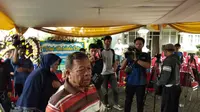 Ayah Almarhum Sutopo Purwo Nugroho, Suharsono Harsosaputro Saat Tiba di Rumah Duka, Cimanggis, Depok, Jawa Barat pada Minggu (7/7/2019). (Foto: Merdeka.com)