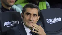 Valverde puas Barcelona raih kemenangan pada laga lanjutan La Liga yang berlangsung di stadion, Camp Nou, Spanyol, Senin (3/12). Barcelona menang 2-0 atas Villareal. Ini merupakan kemenangan ke-400 Valverde selama melatih di La Liga. (AFP/Lluis Gene)