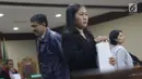 Indung, bawahan Bowo Sidik Pangarso di PT Inesia (ketiga kiri) usai menjadi saksi sidang lanjutan dugaan suap kerja sama pengangkutan pupuk dengan terdakwa Marketing Manager PT Humpuss Transportasi Kimia, Asty Winasti, Pengadilan Tipikor, Jakarta, Rabu (10/7/2019). (Liputan6.com/Helmi Fithriansyah)