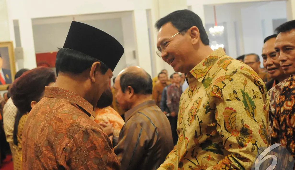 Plt. Gubernur DKI Jakarta Basuki Tjahaja Purnama memberikan ucapan selamat kepada para Menteri Kabinet Kerja usai pelantikan di Istana Negara, Jakarta, Senin (27/10/2014). (Liputan6.com/Herman Zakharia)