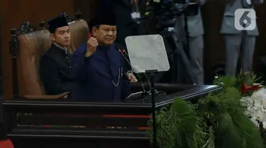 Presiden Republik Indonesia, Prabowo Subianto saat menyampaikan pidato pertamanya di depan sidang paripurna pelantikan Presiden dan Wakil Presiden terpilih periode 2024-2029 di Gedung Nusantara I Kompleks Parlemen, Jakarta, Minggu (20/10/2024). (Liputan6.com/Herman Zakharia)