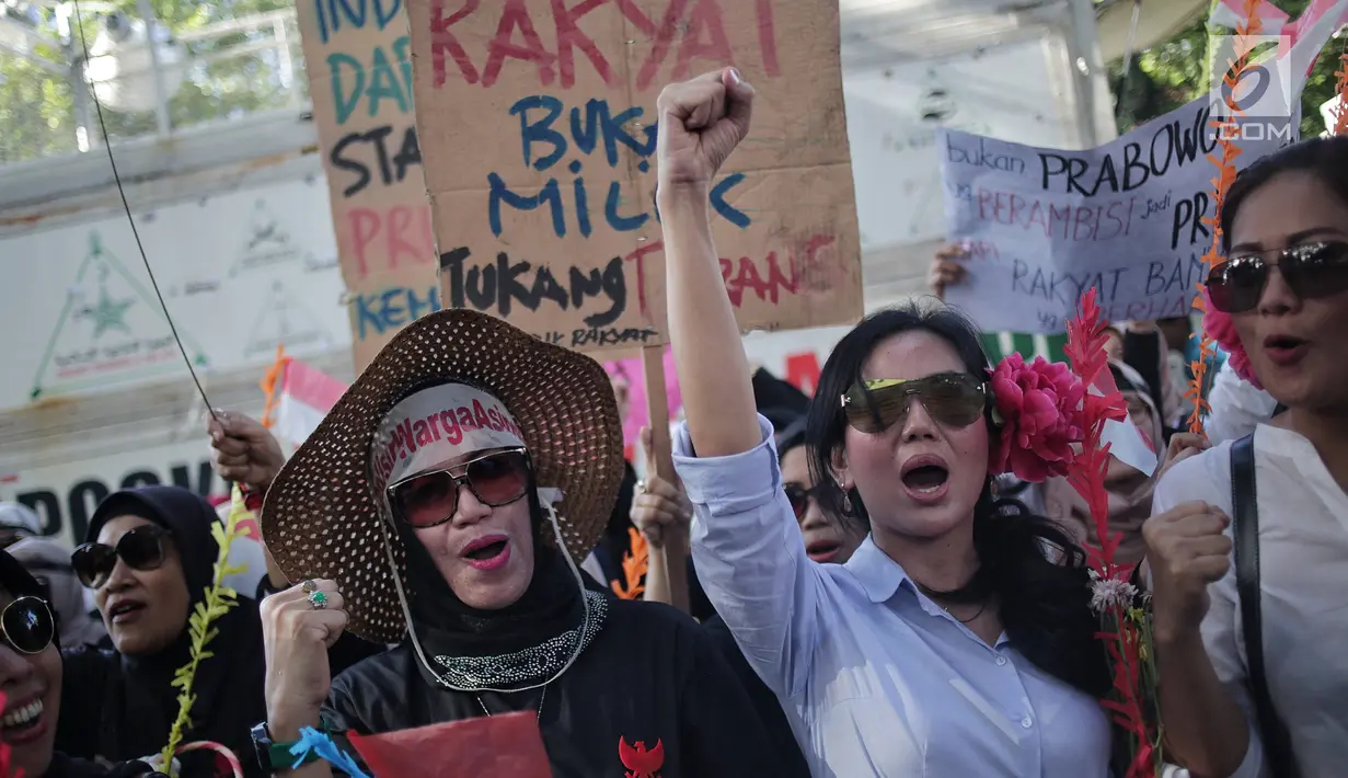 Ibu-ibu yang mengatasnamakan diri emak-emak pendukung pasangan calon 02 Prabowo Subianto-Sandiaga Uno menyampaikan orasi di depan kantor KPU, Jakarta, Kamis (2/5/2019). Mereka meminta agar proses penghitungan suara berlangsung adil tanpa memihak salah satu paslon. (Liputan6.com/Faizal Fanani)
