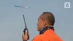 Anggota FASI, organisasi ordirga berbasis komunitas binaan TNI AU, menerbangkan pesawat Microlight Trike yang membawa spanduk “Terimakasih pada Tim Medis COVID-19” di kawasan RS darurat penanganan Covid-19 Wisma Atlet Kemayoran, Jakarta, Sabtu (20/6/2020). (merdeka.com/Iqbal S Nugroho)