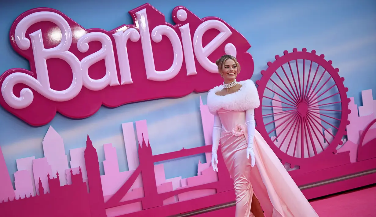 <p>Aktris Australia Margot Robbie berpose di karpet merah muda setibanya untuk pemutaran perdana Eropa Film "Barbie" di London pusat pada 12 Juli 2023. (AFP/Justin Tallis)</p>