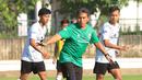 <p>Pelatih Timnas Indonesia U-17, Bima Sakti, memimpin sesi latihan di Lapangan A Senayan, Jakarta, Kamis (20/7/2023). Memasuki pekan kedua pemusatan latihan di Jakarta, Bima Sakti telah melakukan bongkar pasang skuad demi mendapatkan tim ideal yang mampu bersaing di Piala Dunia. (Bola.com/M Iqbal Ichsan)</p>