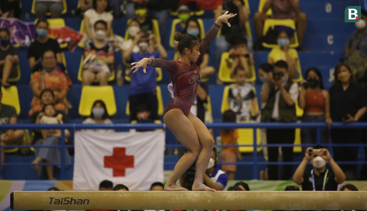 Pesenam andalan Indonesia yakni Rifda Irfanaluthfi tampil menjanjikan di nomor yang sama. Rifda berhasil meraih medali emas senam artistik untuk nomor all-around (semua alat) setelah menjadi yang terbaik pada SEA Games Vietnam. (Bola.com/Ikhwan Yanuar)