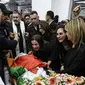 Keluarga dan sahabat Shireen Abu Akleh menangisi kepergian sang jurnalis senior. (Abbas Momani/Pool via AP)