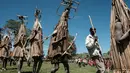 Sejumlah pemuda dari suku Maasai mengenakan kostum melakukan ritual usai disunat di dekat Kilgoris, Kenya (20/12). Sebelumnya para pemuda ini tinggal disemak-semak untuk melatih bernyanyi, berburu dan belajar disiplin. (AFP Photo)