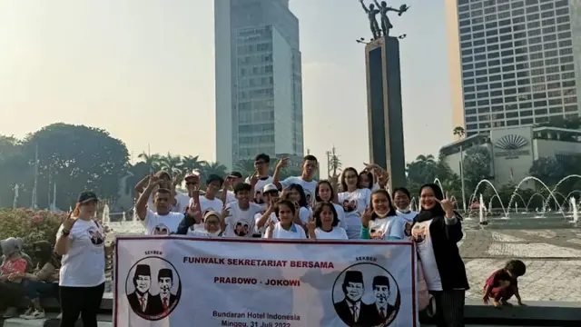 Pada hari bebas kendaraan atau car free day Minggu (31/7/2022) di kawasan Bundaran HI, Jakarta Pusat, Sekretariat Bersama (Sekber) Prabowo Subianto-Joko Widodo atau Jokowi menggelar acara bertema 'Funwalk CFD'.