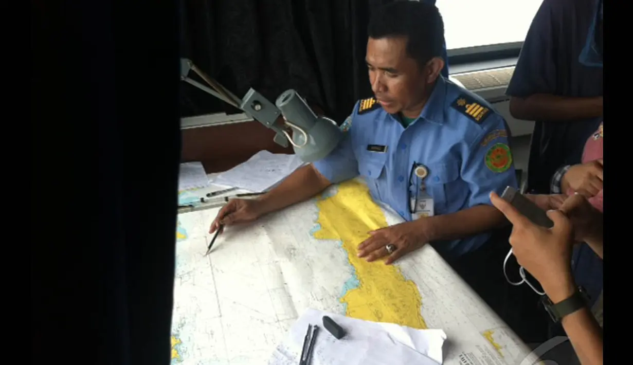 Kapten kapal tim Basarnas menjelaskan titik pencarian pesawat AirAsia QZ8501. (Liputan6.com/Putu Merta Surya Putra)