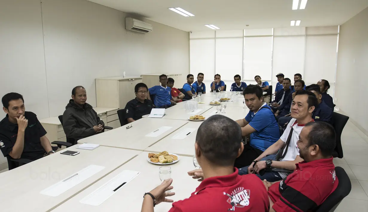 Peserta grand final Super Soccer Futsal Battle 2017 mengadakan media visit di Kantor Redaksi Bola.com, Jakarta, Selasa (17/10/2017). Grand final akan digelar di Bintaro Exchange pada 21-22 Oktober mendatang. (Bola.com/Vitalis Yogi Trisna)