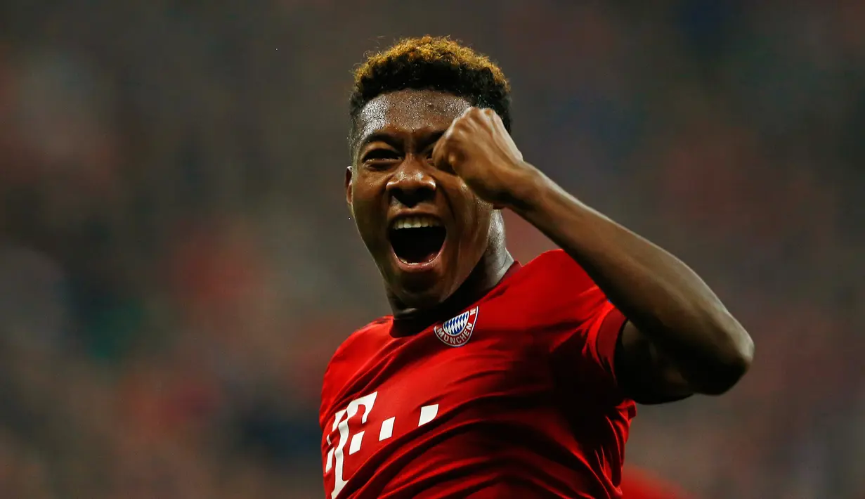 Bek Muenchen, David Alaba melakukan selebrasi usai mencetak gol kegawang Arsenal pada lanjutan Grup F liga champions di stadion Allianz Arena, Munich, Jerman (4/11). Muenchen menang atas Arsenal dengan skor 5-1. (Reuters/Michael Dalder) 