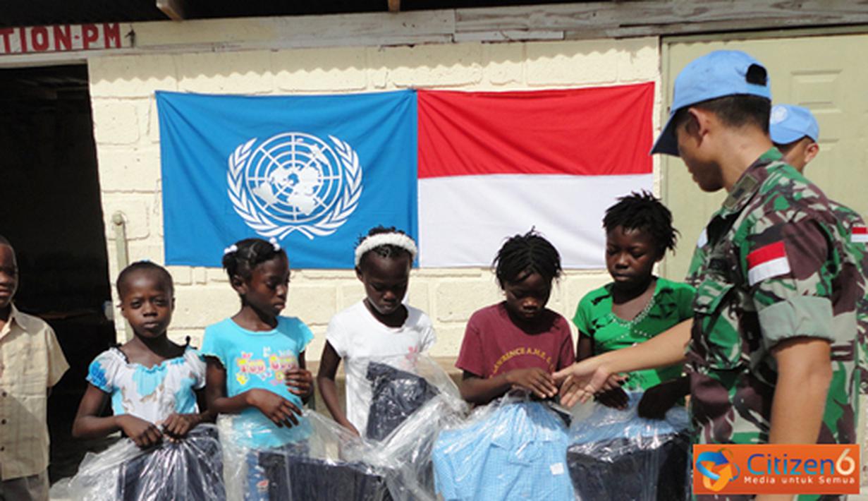 Citizen6, Haiti: Mayor Czi Harry Praptomo selaku Liasson Officer Satgas memberikan bingkisan seragam secara simbolis kepada anak-anak sekolah dasar dalam rangka peringatan HUT RI ke - 67.  (Pengirim: Badarudin Bakri)