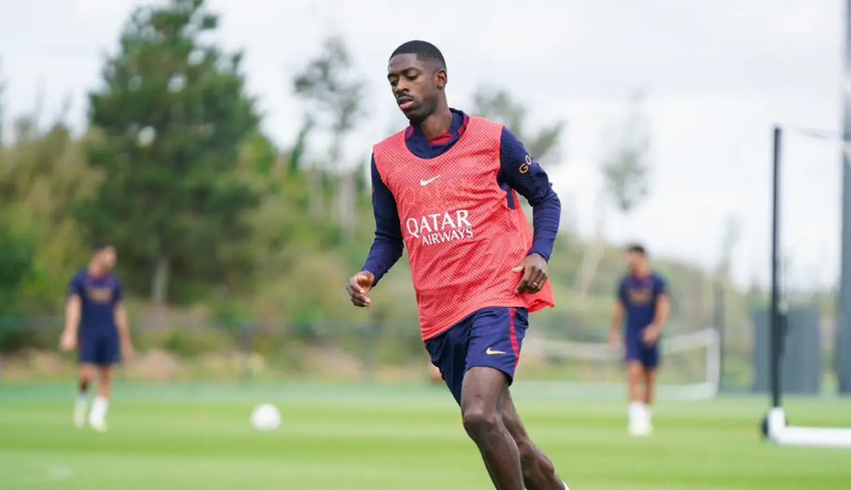 Pemain anyar PSG, Ousmane Dembele, menjalani sesi latihan di Poissy, Senin (14/8/2023). (Twitter/@PSG_English)