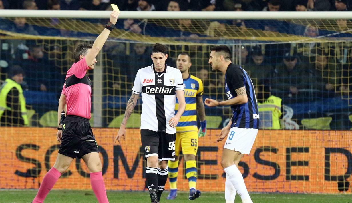 Gelandang Inter Milan, Matias Vecino, mendapat kartu kuning dari wasit saat melawan Parma pada laga Serie A di Stadion Ennio-Tardini, Sabtu (9/2). Inter Milan menang 1-0 atas Parma. (AP/Serena Campanini)