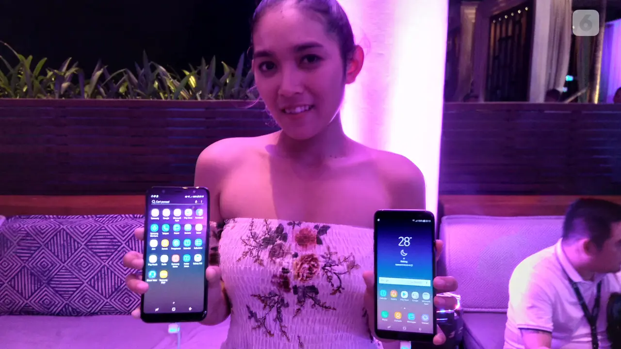 Samsung Galaxy A6 Plus (tangan kanan) dan Samsung Galaxy A6