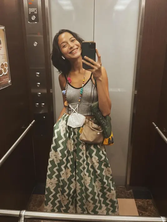 <p>Tak hanya mengenakan kain lilit, namun celana sarung dengan motif etnik juga bisa jadi pilihan. Potongan longgar memberikan kenyamanan tersendiri saat digunakan sehari-hari. (Foto: Instagram/ Putri Marino).</p>