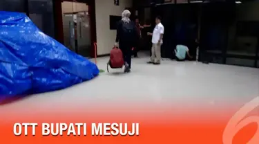 Dalam operasi senyap yang digelar Rabu 23 Januari 2019 malam, tim penindakan lembaga antirasuah mengamankan Bupati Mesuji Khamami.