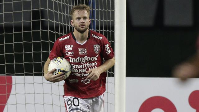 Striker Bali United, Melvin Platje, merayakan gol yang dicetaknya ke gawang Bhayangkara FC pada laga Piala Presiden 2019. (Bola.com/Yoppy Renato)