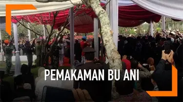 Jenazah Ani Yudhoyono dikebumikan di TMP Kalibata, Jakarta Selatan. Suasana pemakaman berlangsung dalam prosesi militer, dan dipimpin oleh Presiden Joko Widodo.