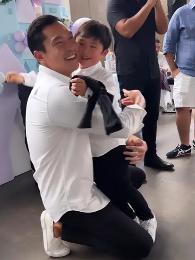 Raphael Moeis kenali ayahnya (Instagram/sandradewi88)