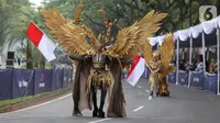 Model membawakan busana dalam Jember Fashion Carnaval di Lippo Karawaci, Tangerang, Banten, Sabtu (23/11/2019). Parade JFC dimulai dengan defile Garuda yang melambangkan kejayaan Indonesia dengan dominasi warna emas berbentuk burung Garuda. (Liputan6.com/Fery Pradolo)
