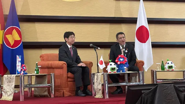 Duta Besar Jepang untuk ASEAN Kiya Masahiko (kiri) dan Wakil Sekretaris Jenderal ASEAN untuk Urusan Komunitas dan Korporasi Nararya Soeprapto (kanan) dalam konferensi pers di Sekretariat ASEAN, Jakarta, Rabu (9/4/2025).
