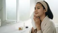 5 Tips Double Cleansing untuk Makeup Waterproof agar Kulit Bersih Maksimal