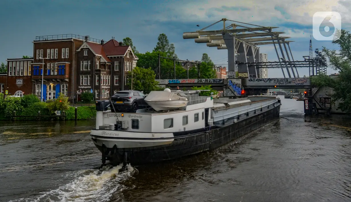 Salah satu cara terbaik untuk mejelajahi kota ini adalah dengan naik kapal menyusuri kanal-kanal. (merdeka.com/Arie Basuki)