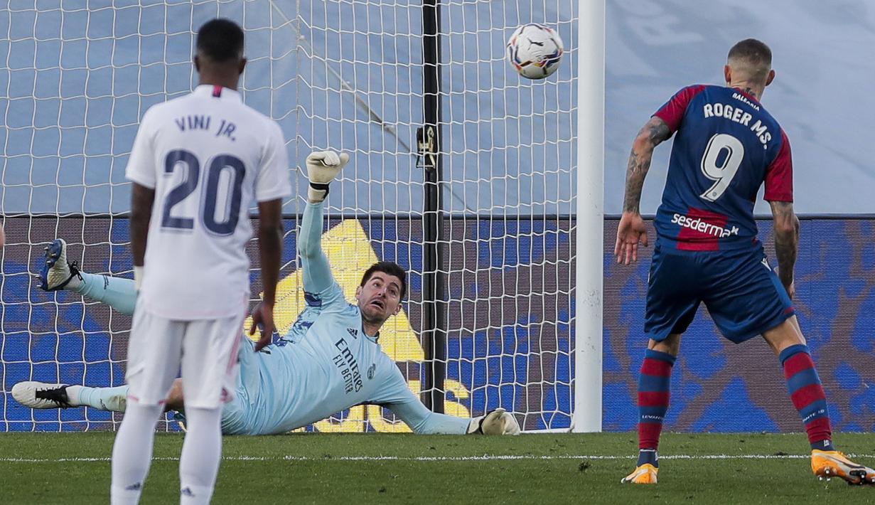 Serangan Levante akhirnya berbuah gol kedua pada menit ke-78. melalui tembakan Roger Marti untuk menaklukkan Courtois. (Foto: AP/Manu Fernandez)