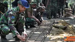 Citizen6, Madura: Prajurit Korps Marinir dari Pasmar-1 berkesempatan membuat jembatan di Desa Blega Oloh, Kecamatan Blega, Kabupaten Bangkalan Madura pada, Senin (29/5). (Pengirim: Roby)