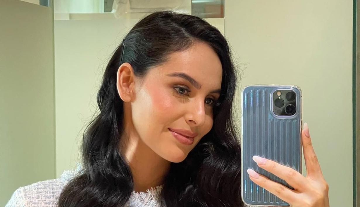 Rafael Tan pernah bertunangan dengan perempuan bernama Sabina Paz. Sabina Paz kini penampilannya makin cantik saja. Ia sering unggah foto mirror selfie yang menunjukkan parasnya menawan. (Liputan6.com/IG/sabinapazz)