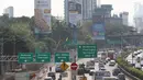 Kendaraan melintas dekat papan reklame di Jalan Gatot Subroto, Jakarta, Rabu (20/9). Pemprov DKI akan melakukan penertiban konstruksi reklame yang sudah mulai rusak untuk mengantisipasi cuaca ekstrem pada musim penghujan. (Liputan6.com/Immanuel Antonius)
